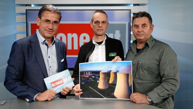 Moderator Gerhard Koller, Dr. Reinhard Uhrig und „Krone“-Reporter Christoph Matzl im krone.tv-Studio (Bild: Klemens Groh)