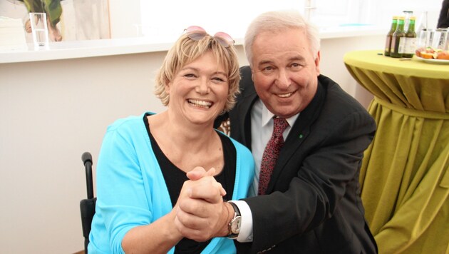 NR-Abgeordnete Barbara Krenn mit dem steirischen Landeshauptmann Hermann Schützenhöfer. (Bild: Kronenzeitung)