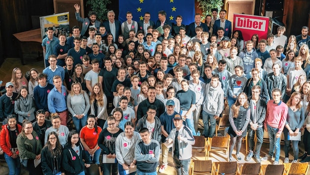 Die SchülerInnen der VBS Schönborngasse gemeinsam mit den Kandidaten der sechs großen Parteien für die EU-Wahl (Bild: Marko Mestrovic)