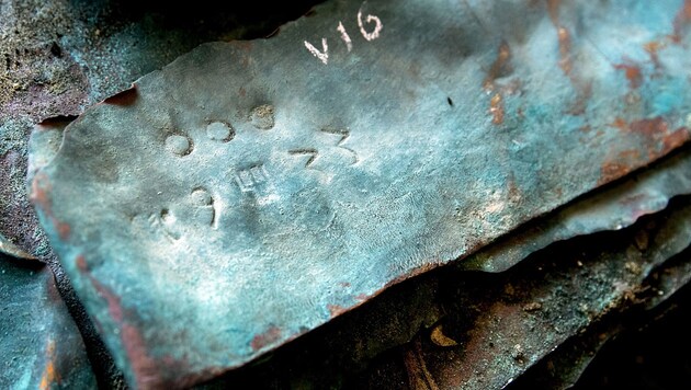 Aus dem Meer geborgene Kupferplatten mit dem Markenzeichen der Handelsfamilie Fugger (Bild: APA/AFP/ANP/Koen van Weel)