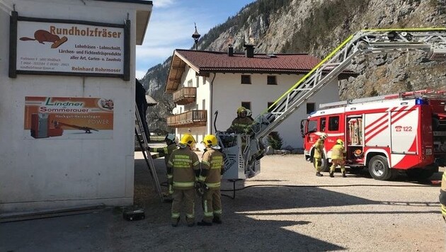 35 Feuerwehrleute waren am Mittwochnachmittag im Einsatz. (Bild: FF Saalfelden)