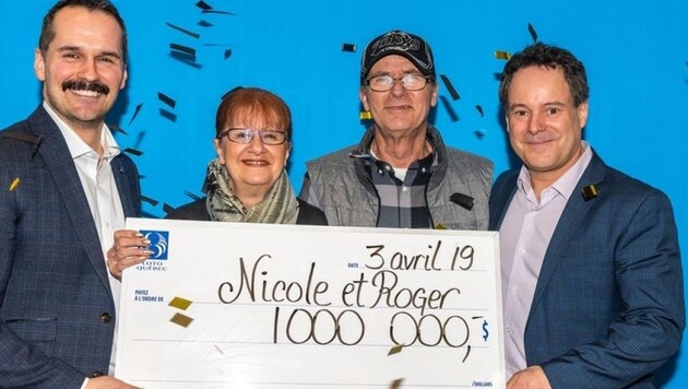 Nicole Pedneault und Roger Larocque (Mitte) freuten sich über den Gewinn - auch trotz Verspätung. (Bild: FOURNIE PAR LOTO-QUÉBEC)