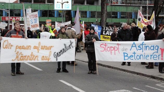 Schon vor zehn Jahren war gegen den Ausbau der Schnellstraße S37 bei St. Veit demonstriert worden. (Bild: KRONEN ZEITUNG)