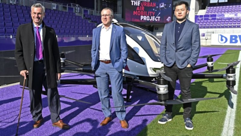 Verkehrsminister Norbert Hofer, FACC-Chef Robert Machtlinger und EHang-Boss Derrick Xiong (Bild: APA/HANS PUNZ)