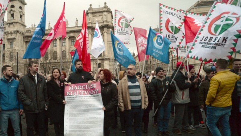 Jobbik-Mitglieder vor dem ungarischen Parlament (Bild: AP)