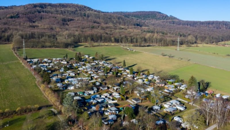 Luftaufnahme von Lügde und dem Campingplatz des Ortes (Bild: APA/dpa/Guido Kirchner)