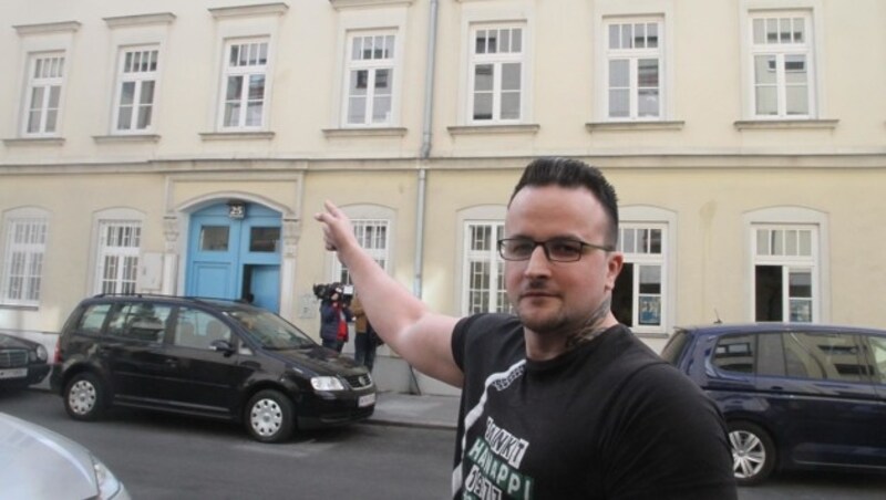 Gernot U. wohnt im 1. Stock des Horror-Hauses in Ottakring. (Bild: Andi Schiel)