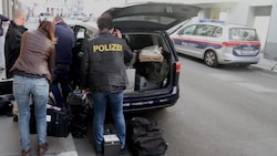 Die Tatortgruppe begann mit der Spurensuche in der schon längst wieder vermieteten Wohnung. (Bild: Andi Schiel)