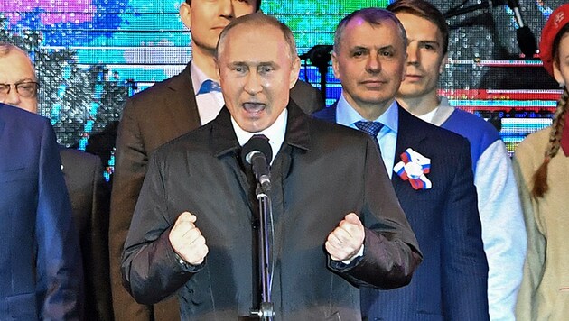 Nein, dieses Bild zeigt Russlands Präsidenten Wladimir Putin nicht dabei, wie er der NATO ein Geburtstagsständchen singt. Die Aufnahme entstand anlässlich des fünften Jahrestags der Krim-Annexion in Simferopol. (Bild: AP)