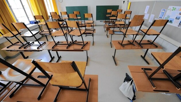Leer werden die Klassenzimmer künftig in der Privatschule in Steinberg bleiben: Mit einer Online-Petitionen will man das jetzt verhindern. (Bild: APA/Roland Schlager (Symbolbild))