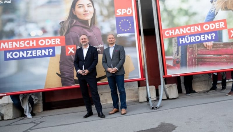 Bundesgeschäftsführer Thomas Drozda und EU-Spitzenkandidat Andreas Schieder präsentieren die Plakate der SPÖ für die EU-Wahl. (Bild: APA/GEORG HOCHMUTH)