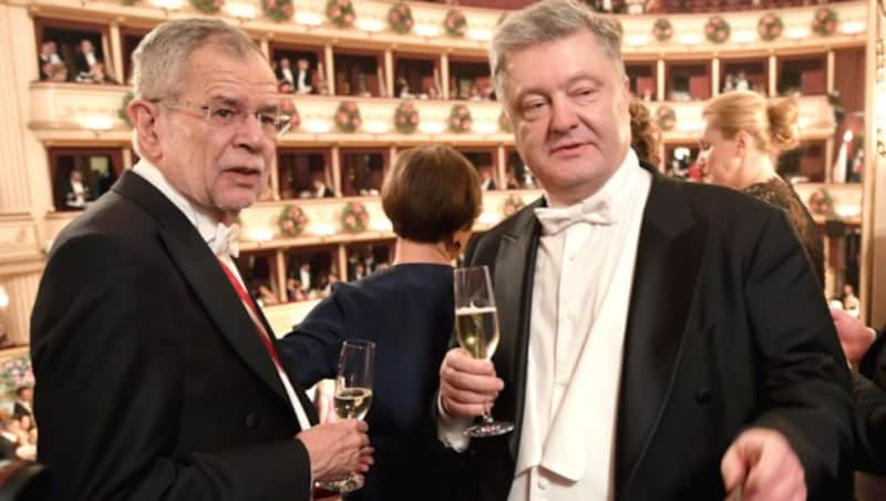 Bundespräsident Alexander Van der Bellen und der ukrainische Präsident Petro Poroschenko beim Opernball 2018 (Bild: APA/ROLAND SCHLAGER)