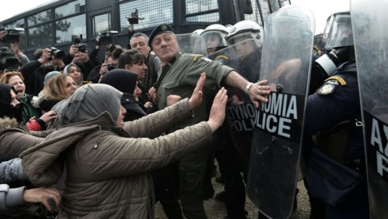 Häufig werden Frauen und Kinder vorgeschickt, um die Polizeisperren zu durchbrechen. (Bild: APA/AFP/Sakis MITROLIDIS)