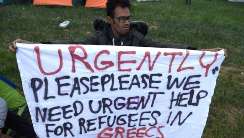 „Wir brauchen dringend Hilfe!“: Dieses Transparent bringt die hoffnungslose Lage der Migranten im Camp Diavata zum Ausdruck. (Bild: AP)