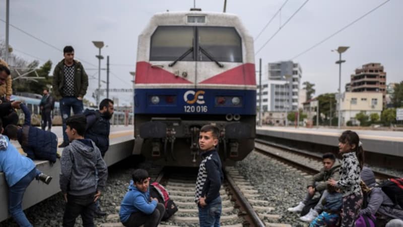 Der Zugverkehr wurde aufgrund der Belagerung des Athener Hauptbahnhofs eingestellt. (Bild: APA/AFP/ANGELOS TZORTZINIS)