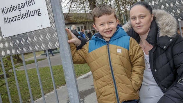 Jeanette Elixhauser mit Sohn Kerim: „Ich will, dass auch meine Tochter einmal hier in den Kindergarten gehen kann.“ (Bild: Tschepp Markus)