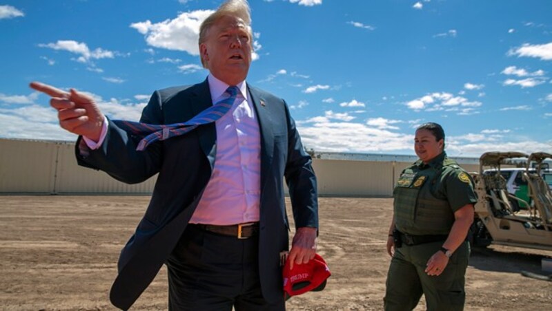 US-Präsident Donald Trump stattete seinen Grenzschützern in Kalifornien einen Besuch ab. Der Besuch wurde von Protesten begleitet. (Bild: AP)