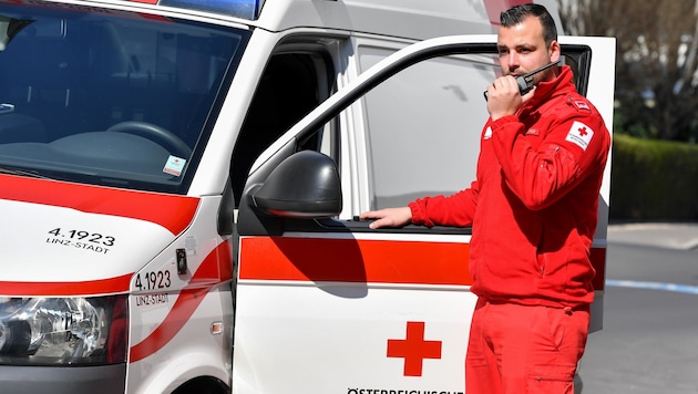 Rot-Kreuz-Mitarbeiter erhalten bald ein digitales Funksystem. (Bild: Dostal Harald)