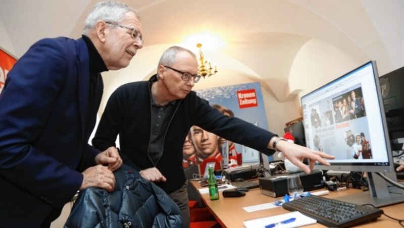 Bundespräsident Alexander Van der Bellen bei einem WM-Redaktionsbesuch in Seefeld mit Chefredakteur Klaus Herrmann (Bild: Christof Birbaumer / Kronenzeitung)