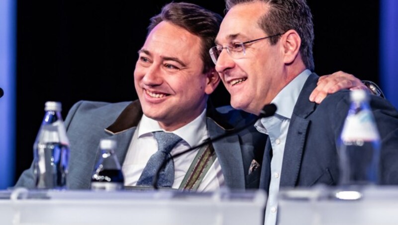 FPÖ-Landesparteiobmann Manfred Haimbuchner (li.) mit FPÖ-Chef und Vizekanzler Heinz-Christian Strache (Bild: APA/EXPA/JFK)