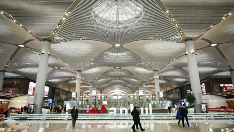 Passagiere in der neuen Halles des Flughafens Istanbul Airport (Bild: AFP)