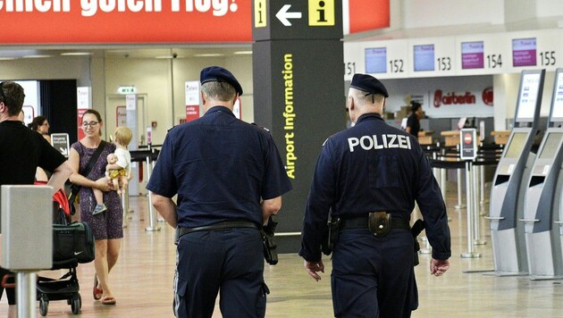 Polizisten am Flughafen Wien-Schwechat (Bild: APA/HANS PUNZ)