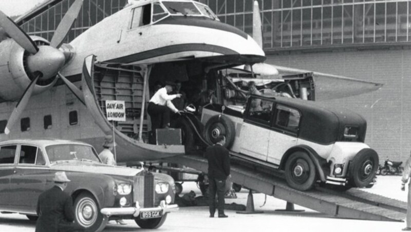 Für den Hollywood-Klassiker „Der gelbe Rolls Royce“ landete eine Frachtmaschine mit dem Hauptdarsteller in Klagenfurt. (Bild: TAÖ/AAvK)