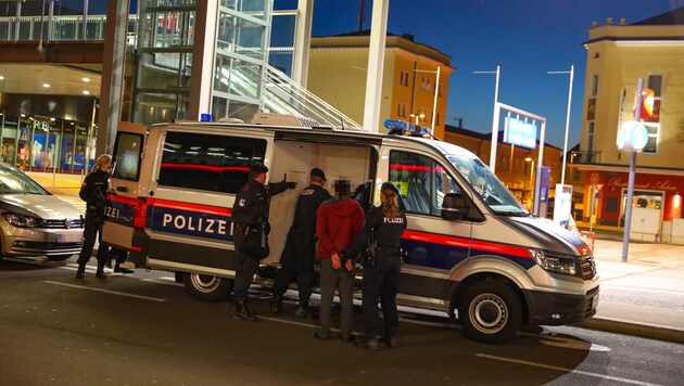 Einsatz der Polizei nach den Schüssen am Welser Bahnhof (Bild: laumat.at/Matthias Lauber)