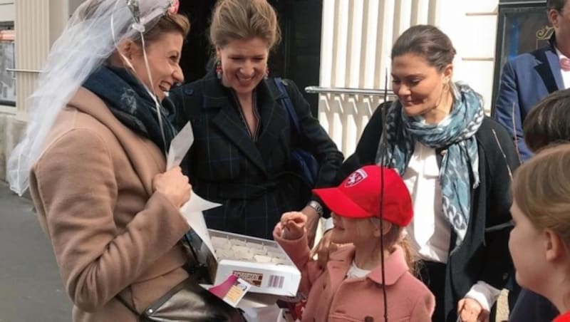 Braut in spe Anna (links) verköstigte Estelle und Victoria von Schweden mit Schwedenbomben. (Bild: Leserreporterin Veronika Deak Czip)