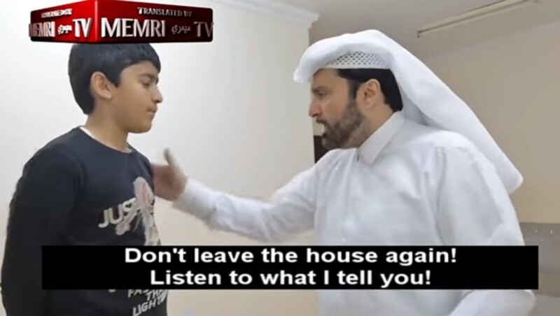 Der kleine Nayef muss als Demonstrationsobjekt herhalten. (Bild: YouTube.com/MEMRI TV)