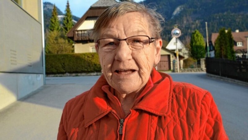 Josefa Schwarzkogler (72) aus Stainach: „Ich bin auf Bluter eingestellt und muss daher alle zwei Monate nach Bruck ins LKH für zehn Minuten zur Kontrolle. Mit dem Leitspital hätten wir alles da, deshalb bin ich dafür.“ (Bild: Weeber Heinz)