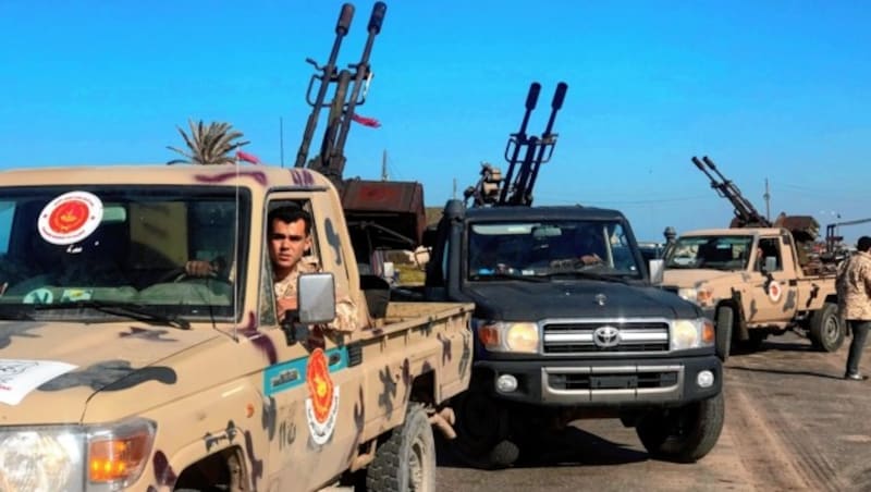 Mitglieder einer Miliz, die der international anerkannten Regierung in Tripolis die Treue halten (Bild: APA/AFP/Mahmud TURKIA)