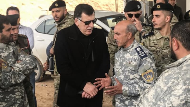 Ministerpräsident Fajis al-Sarradsch zu Besuch bei seiner Armee, die laut eigenen Angaben General Haftars Truppen nach mehreren Luftschlägen etwas zurückdrängen konnte (Bild: APA/AFP/Mahmud TURKIA)