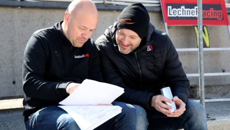 Robert und Walter Lechner jun. arbeiten eifrig an ihrem neuesten Projekt, der Porsche Sprint Challenge Central Europe.
 Foto: ANDREAS TRÖSTER (Bild: ANDREAS TROESTER)