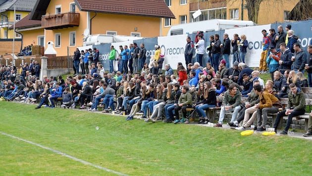Beim Lungau-Derby in der 1. Landesliga tummelten sich knapp 500 Zuschauer. (Bild: Roland Holitzky)