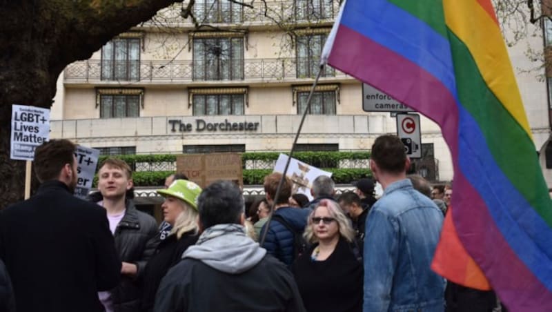 Außerhalb des „Dorchester“-Hotels in London wurde gegen die neuen Gesetze in Brunei protestiert. (Bild: AP)