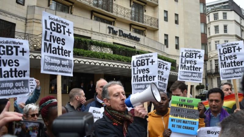 Proteste vor dem „Dorchester“-Hotel in London (Bild: AP)