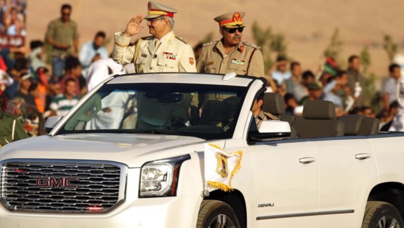 General Haftar während einer Parade in der ostlibyschen Stadt Bengasi - der inoffiziellen Hauptstadt Libyens (Bild: APA/AFP/Abdullah DOMA)