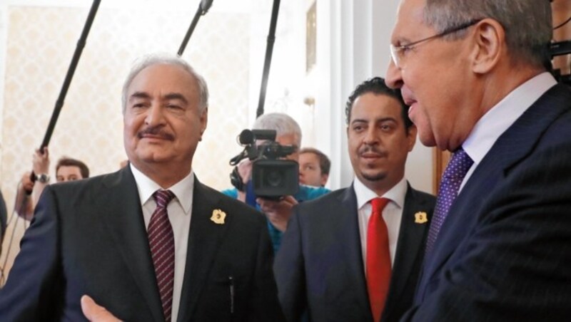 General Haftar wurde im August 2017 vom russischen Außenminister Sergej Lawrow in Moskau empfangen. Seit dem Vorjahr gibt es Berichte in britischen und US-Medien, wonach Russland in Bengasi und Tobruk zwei Militärstützpunkte errichtet haben soll. (Bild: EPA)