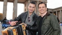 Ressortchef Norman Schenz mit Andreas Gabalier in Berlin (Bild: Sepp Pail)