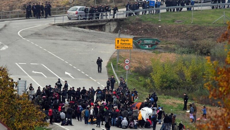 Flüchtlinge an der Grenze zwischen Bosnien und Kroatien (Archivbild) (Bild: AFP)