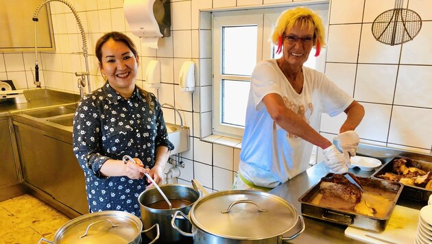 Zara und Judith helfen freiwillig in der Küche aus. (Bild: Rosenzopf Christian/Kronenzeitung)