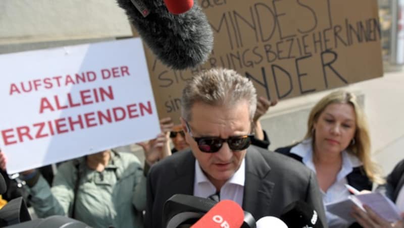 „Juristischer Humbug“: Wiens Sozialstadtrat Hacker (SPÖ) (Bild: APA/ROLAND SCHLAGER)
