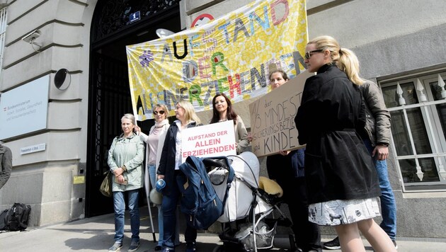 Vor dem Sozialgipfel in Wien gab es Proteste von Müttern. (Bild: SEPA.Media | Martin Juen)