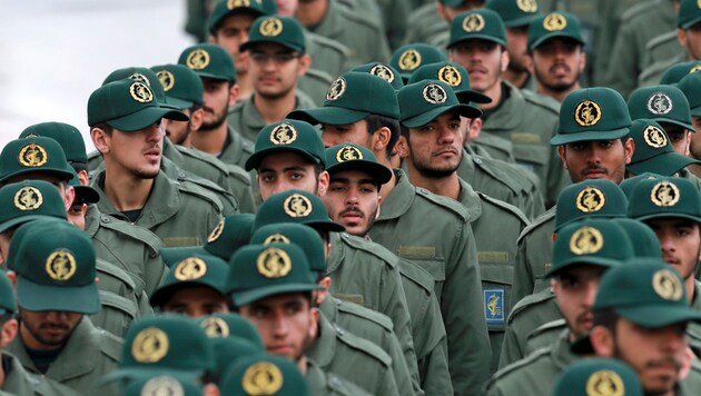 Mitglieder der iranischen Revolutionsgarden (Archivbild) (Bild: AP)