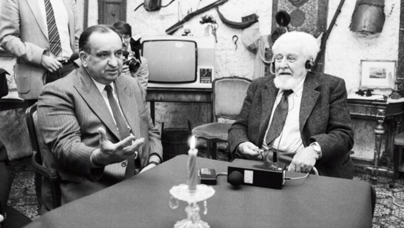 Nobelpreisträger Konrad Lorenz (im Gespräch mit dem damaligen Kanzler Fred Sinowatz) und DDr. Günter Nenning waren Verbündete. (Bild: Votava)