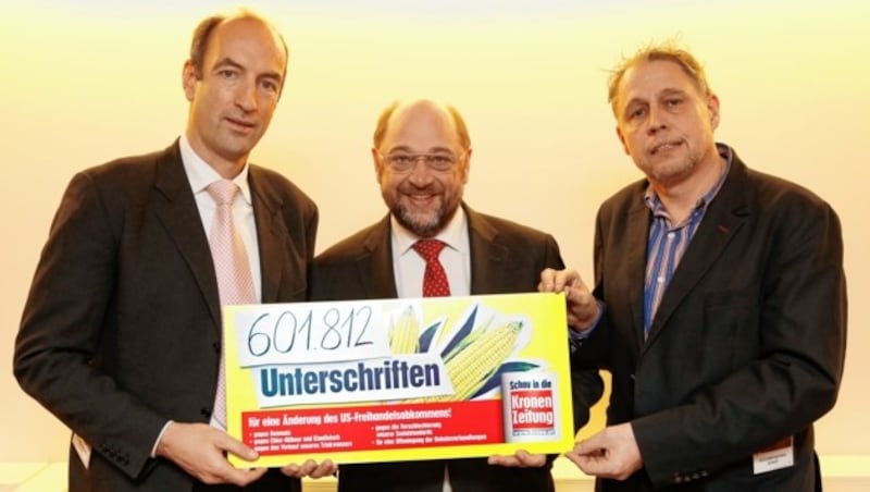 Christoph Dichand und Mark Perry übergaben TTIP-Protest der Leser an EU-Parlamentspräsident Martin Schulz. (Bild: Reinhard Holl)