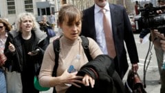 Allison Mack vor Gericht in New York (Bild: AP)