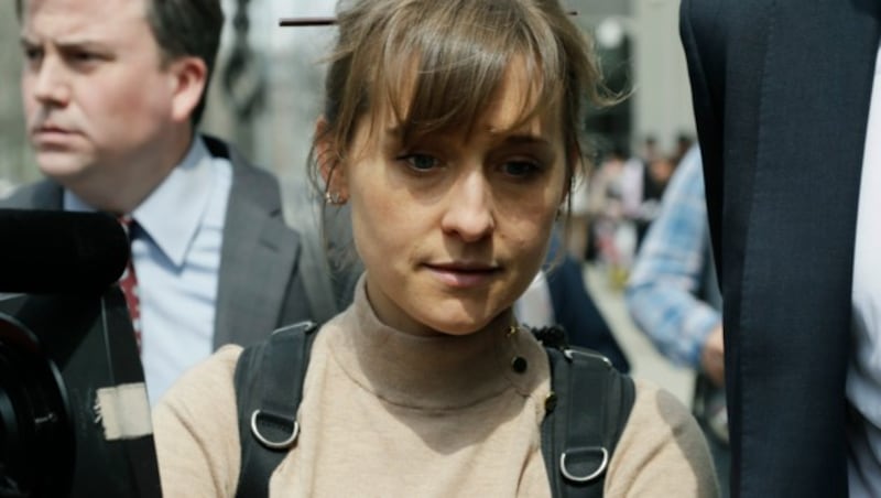 Allison Mack nach ihrem Schuldbekenntnis vor zwei Jahren. (Bild: AP)