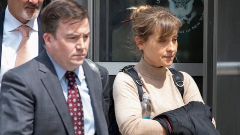 Allison Mack auf dem Weg aus dem Gericht (Bild: AP)